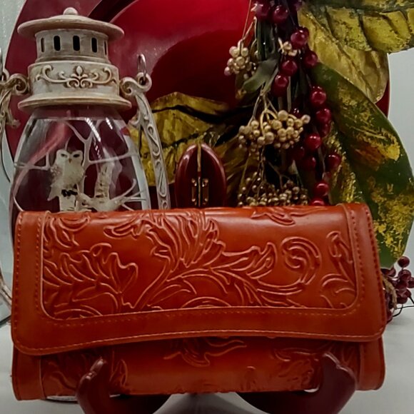 Women's Leather RFID Blocking Trifold Wallet with Embossed Design - Picture 1 of 9